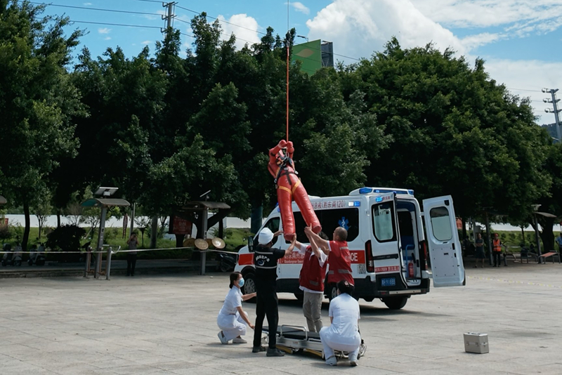空地协同转运受伤群众。李秋实摄 空地协同转运受伤群众。李秋实摄